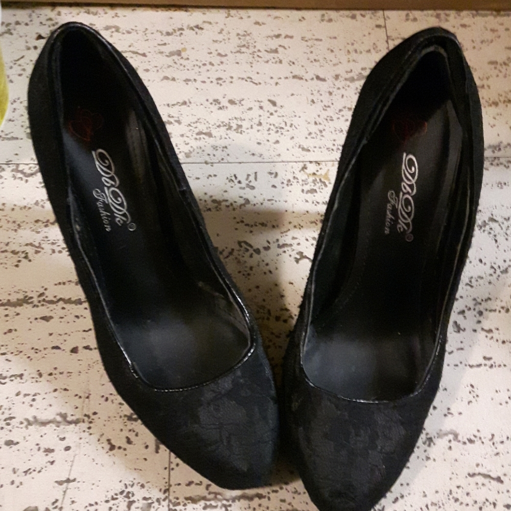 Black lacey high heel shoes size 71/2
